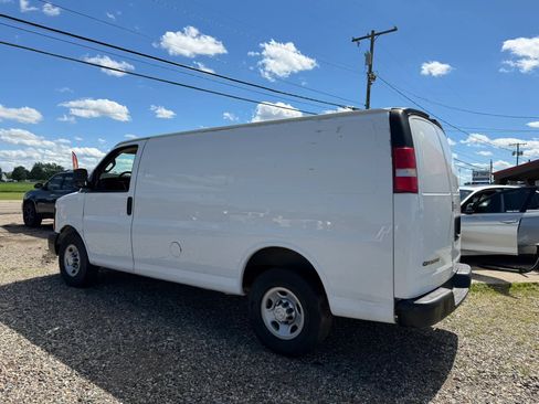 Used 2017 Chevrolet Express 2500 RWD image 3