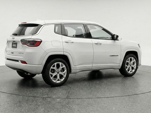 Used 2025 Jeep Compass Latitude AWD/4WD image 9
