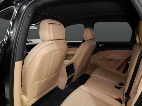 Used 2023 Porsche Cayenne AWD/4WD image 13