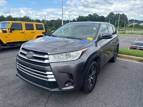 Used 2019 Toyota Highlander LE AWD/4WD image 1
