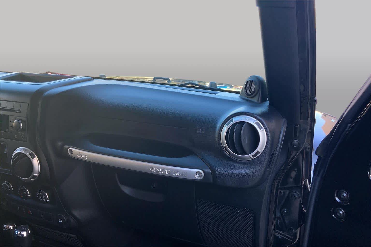 Used 2012 Jeep Wrangler Unlimited Sahara w/ Connectivity Group AWD/4WD image 18