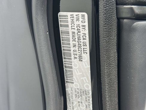 Used 2025 Jeep Grand Cherokee Laredo w/ Luxury Tech Group I AWD/4WD image 31