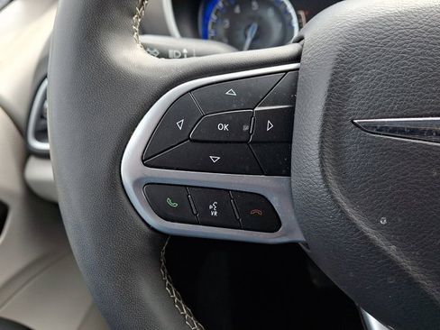 Certified 2023 Chrysler Pacifica Touring-L image 26