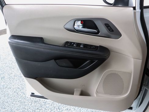 Used 2023 Chrysler Pacifica Touring-L FWD image 22