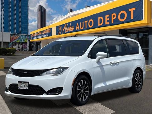 Used 2018 Chrysler Pacifica Touring-L w/ Premium Audio Group FWD image 1