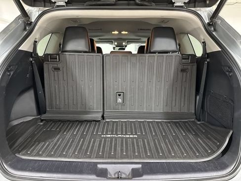 Used 2020 Toyota Highlander XLE AWD/4WD image 25