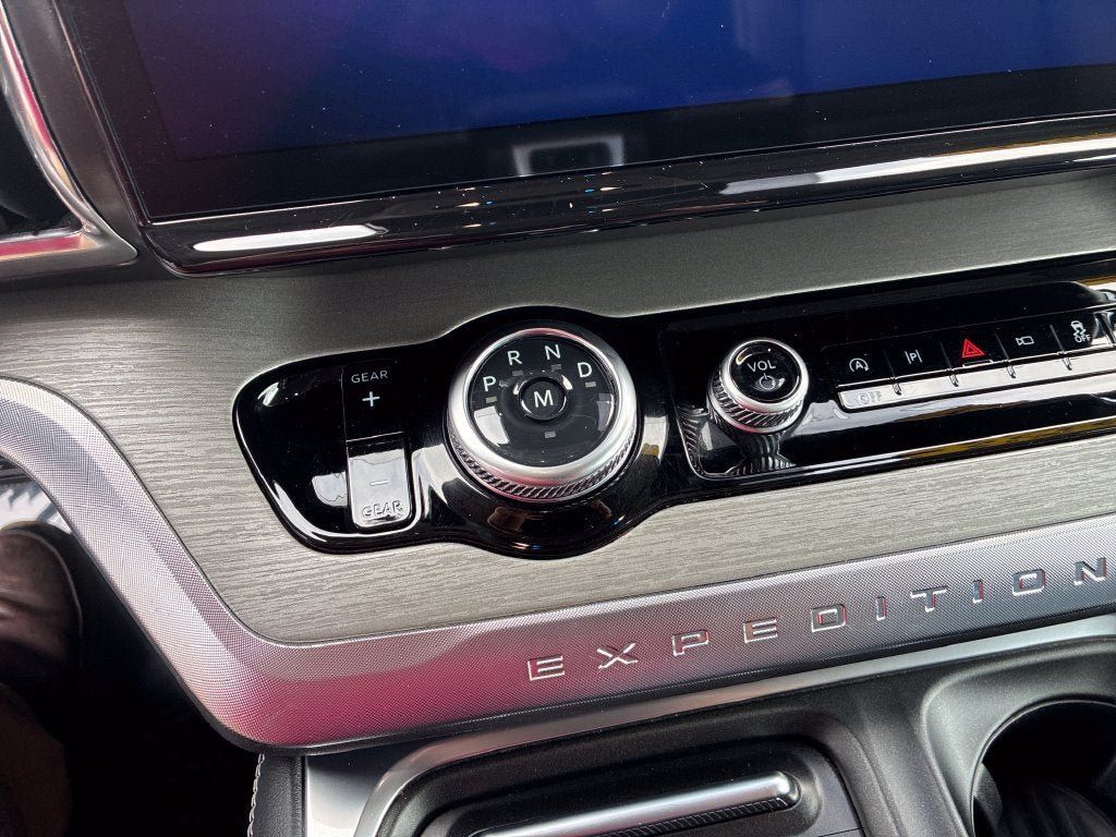 Used 2025 Ford Expedition Max Platinum AWD/4WD image 29