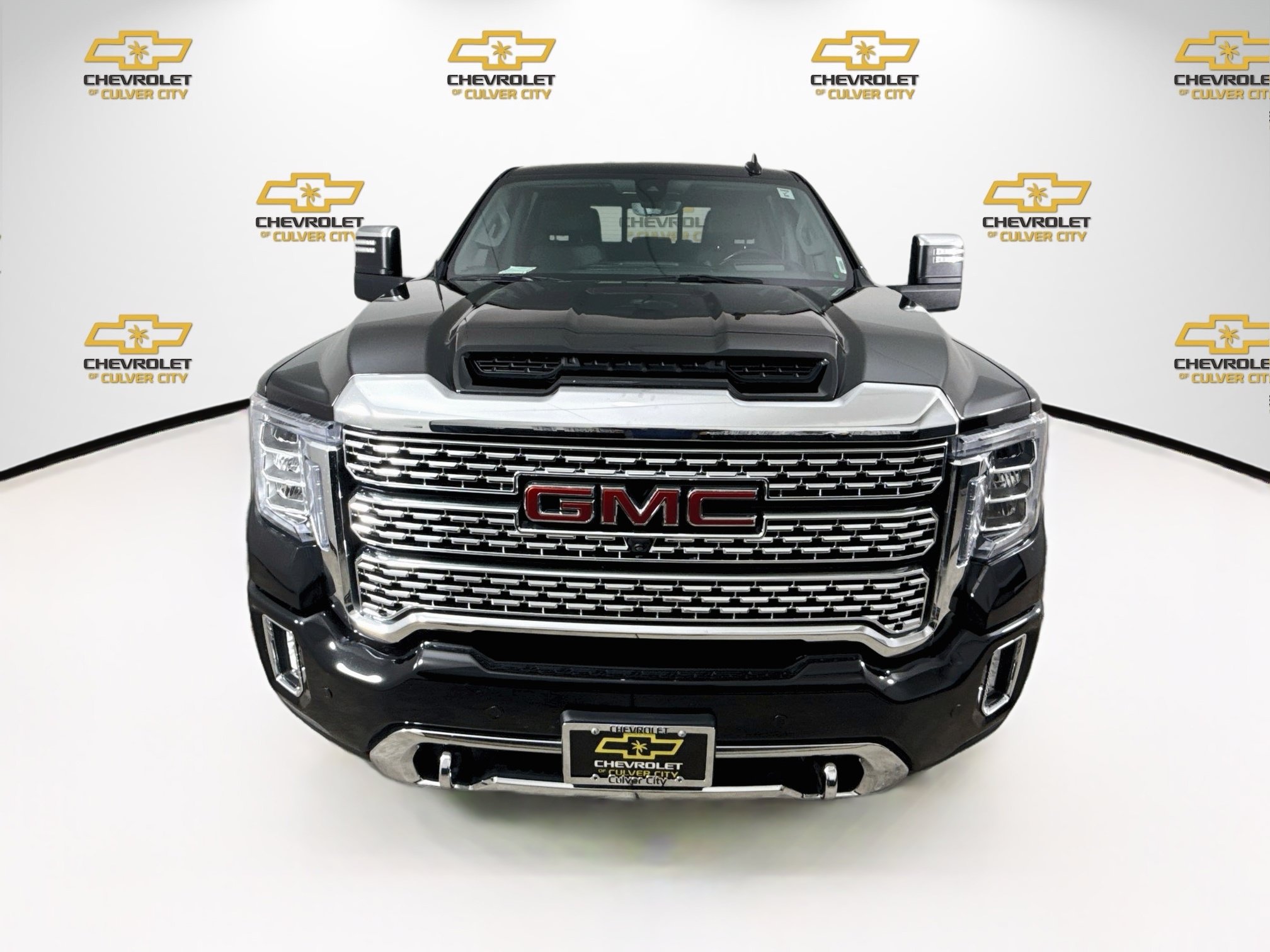 Used 2022 GMC Sierra 2500 Denali w/ Denali Black Diamond Edition AWD/4WD image 2