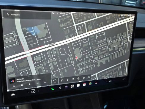 Used 2023 Tesla Model S Standard Range AWD/4WD image 21