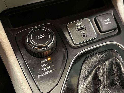 Used 2021 Jeep Cherokee Limited image 33