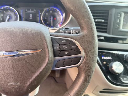 Used 2017 Chrysler Pacifica Touring FWD image 19