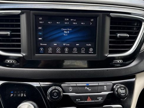 Used 2020 Chrysler Pacifica Touring-L FWD image 14
