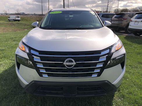 Used 2025 Nissan Rogue SV image 16