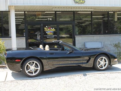 Used 2002 Chevrolet Corvette Coupe w/ Preferred Equipment Group2 RWD image 16
