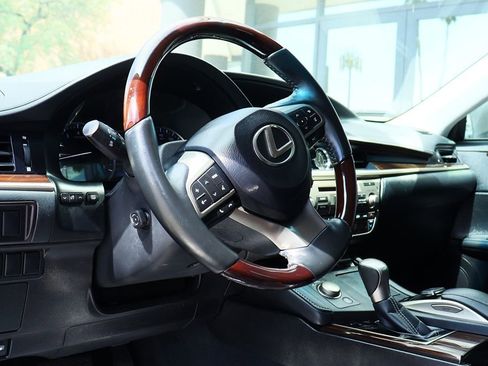 Used 2016 Lexus ES 350 w/ Luxury Package w/Wood Trim image 40