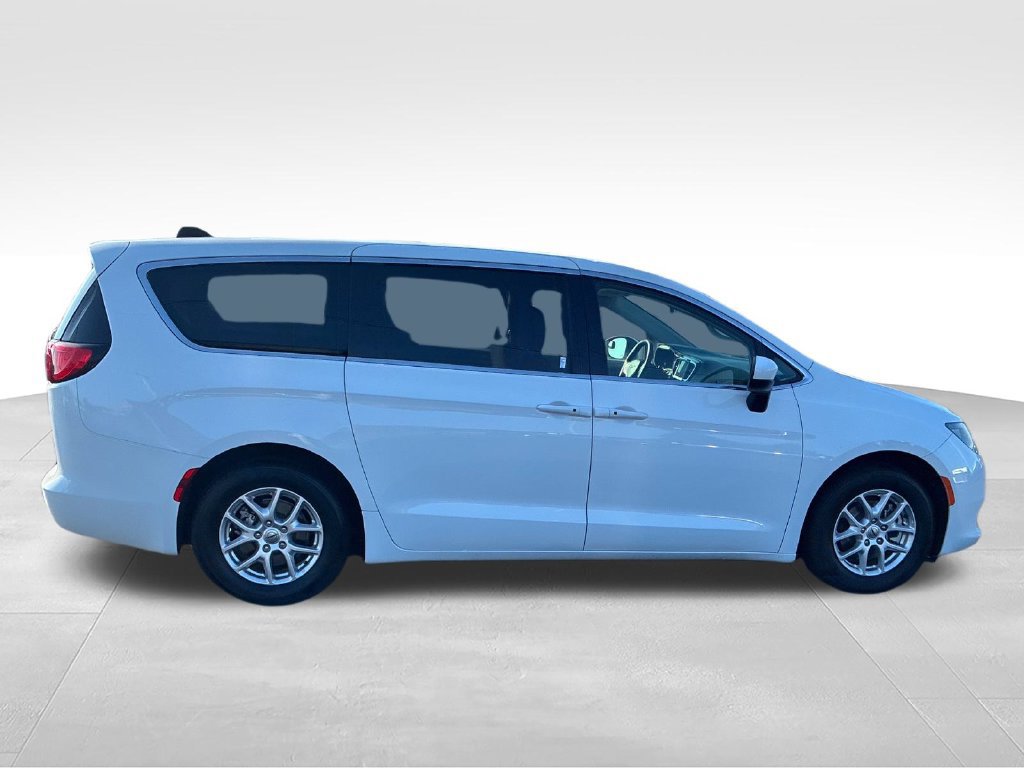 Used 2022 Chrysler Voyager LX FWD image 6