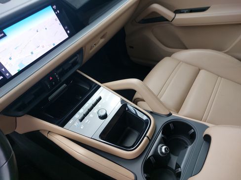 Certified 2024 Porsche Cayenne w/ Premium Package Plus (PFM) AWD/4WD image 27
