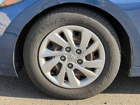 Used 2017 Hyundai Elantra SE FWD image 5