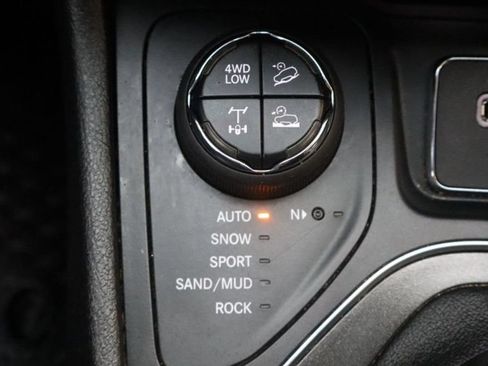 Used 2019 Jeep Cherokee Trailhawk w/ Cold Weather Group AWD/4WD image 18