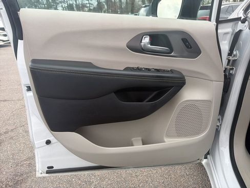 Used 2024 Chrysler Pacifica Touring-L image 12