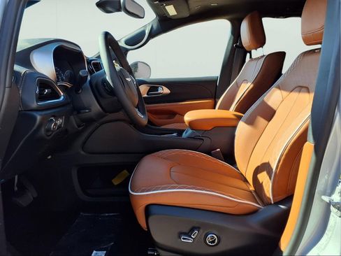 New 2026 Chrysler Pacifica Pinnacle AWD/4WD image 9