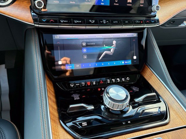 Used 2023 Jeep Grand Wagoneer Series III AWD/4WD image 22