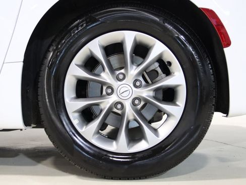 Used 2026 Chrysler Pacifica Limited FWD image 63