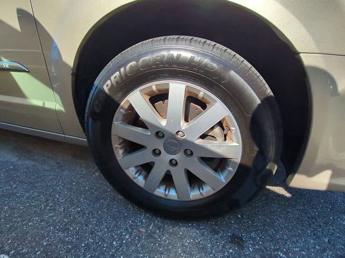 Used 2016 Chrysler Town & Country Touring image 8