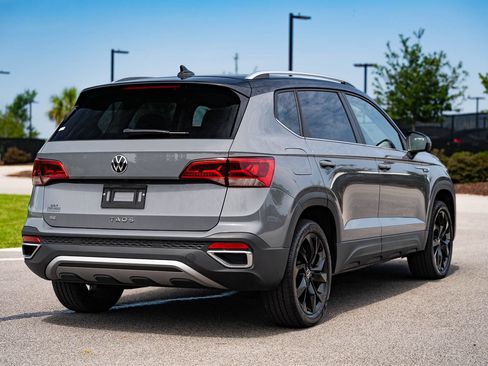 Used 2023 Volkswagen Taos SE w/ Panoramic Sunroof Package FWD image 7