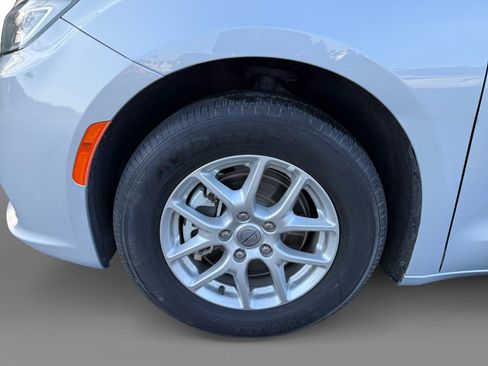 Used 2024 Chrysler Pacifica Touring-L image 9