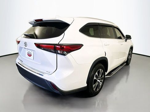 Used 2023 Toyota Highlander XLE FWD image 5