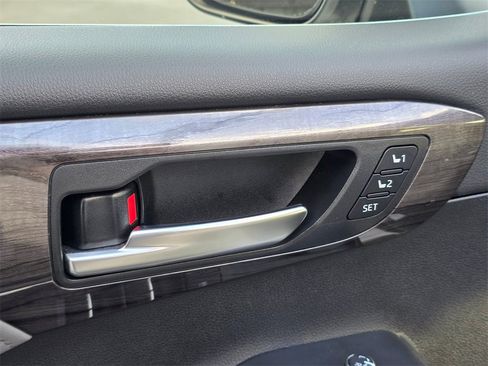 Used 2021 Toyota Highlander Limited image 15