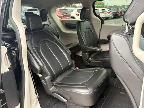 Used 2024 Chrysler Pacifica Touring-L FWD image 20