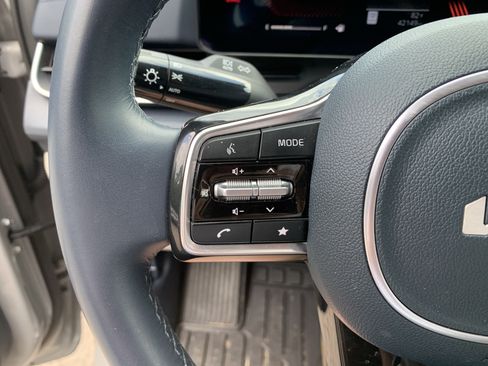 Used 2025 Kia Carnival EX FWD image 19