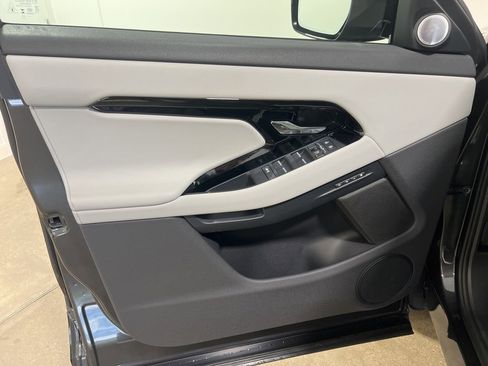 Used 2025 Land Rover Range Rover Evoque Dynamic SE image 9