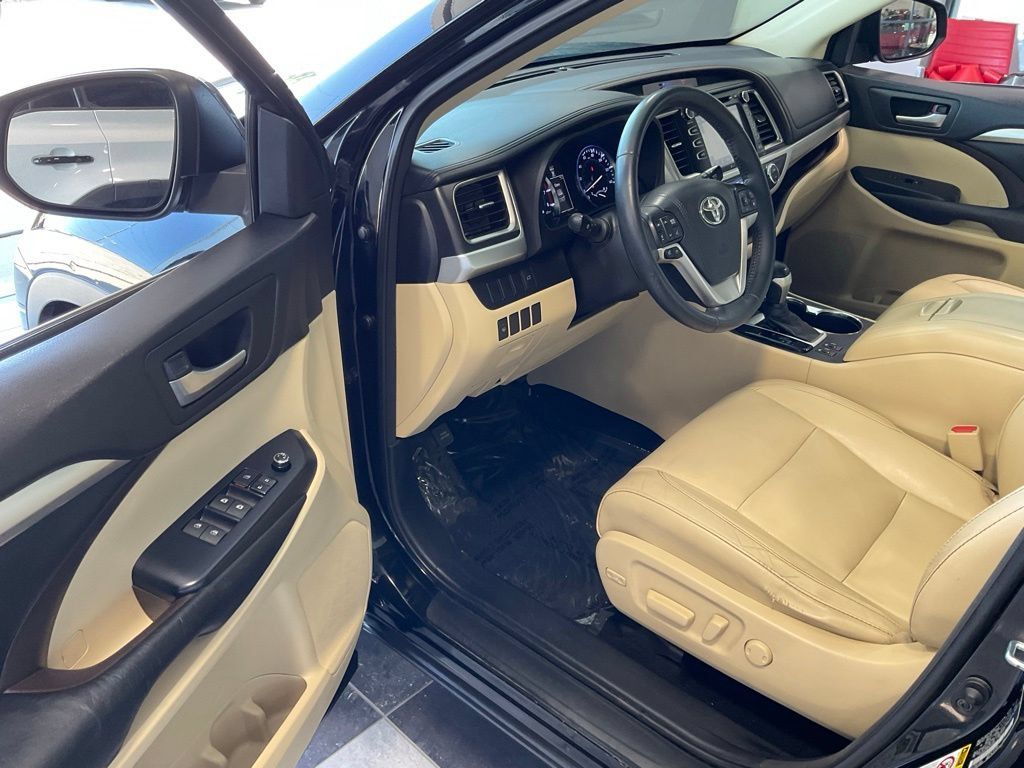Used 2016 Toyota Highlander XLE AWD/4WD image 9