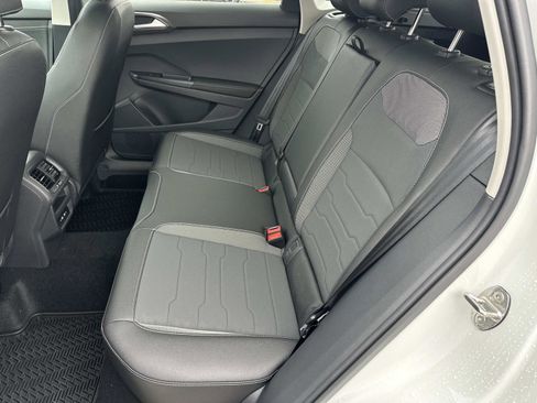 New 2026 Volkswagen Taos SE image 12