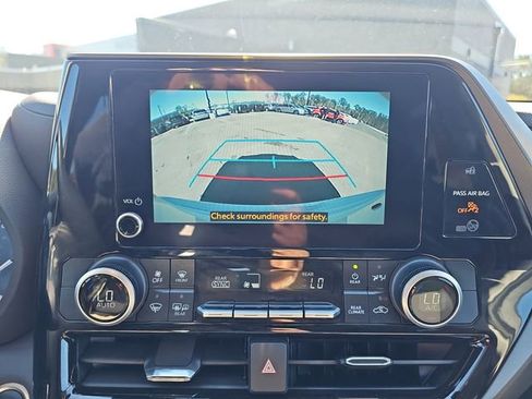 Used 2024 Toyota Highlander LE image 25