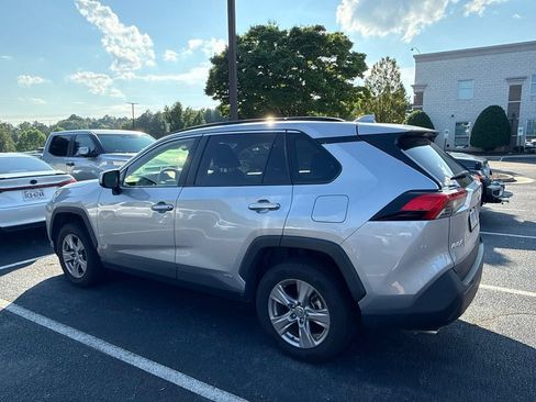 Used 2022 Toyota RAV4 LE AWD/4WD image 3