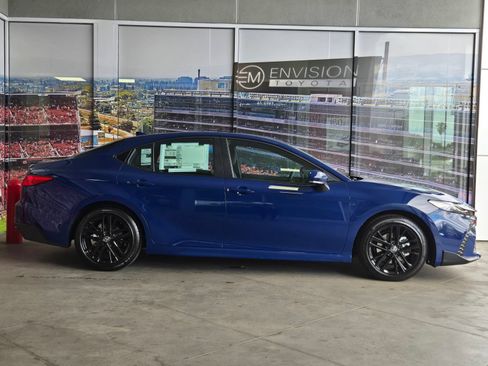 Used 2026 Toyota Camry Hybrid FWD image 4
