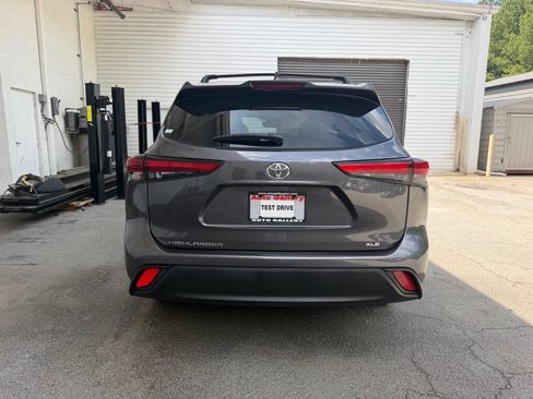 Used 2021 Toyota Highlander XLE FWD image 6