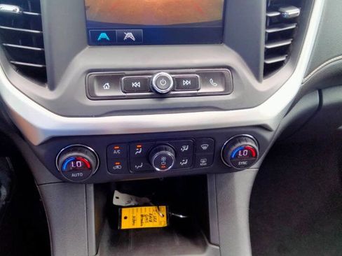 Used 2019 GMC Acadia SLE image 16