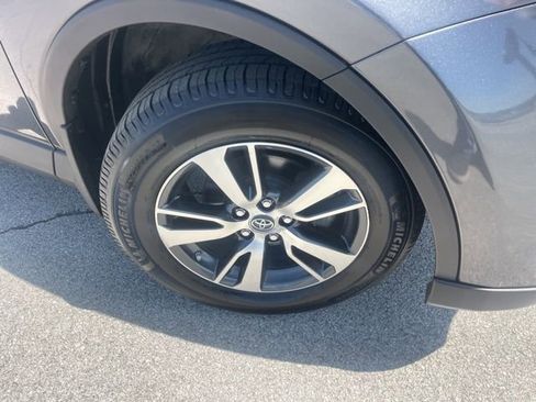 Used 2018 Toyota RAV4 XLE AWD/4WD image 17