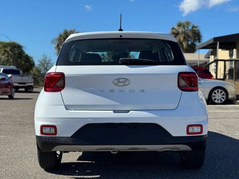Used 2023 Hyundai Venue SE FWD image 6
