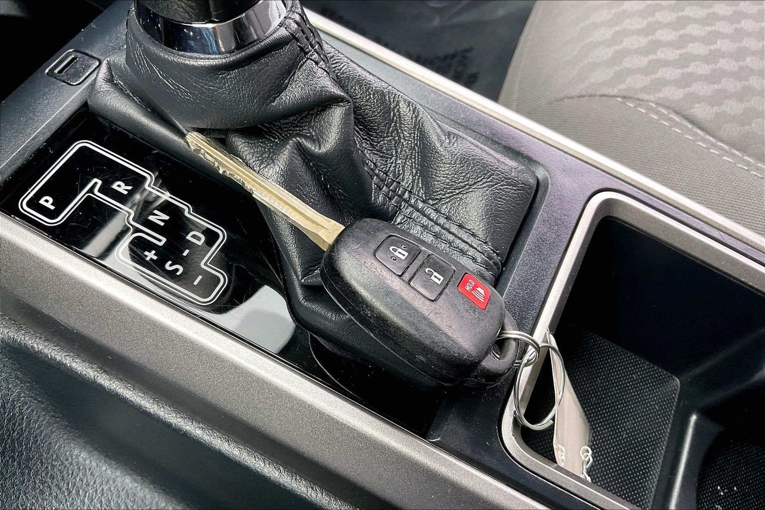 Used 2020 Toyota Tacoma SR5 AWD/4WD image 14