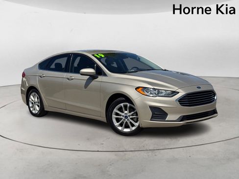 Used 2019 Ford Fusion SE FWD image 2