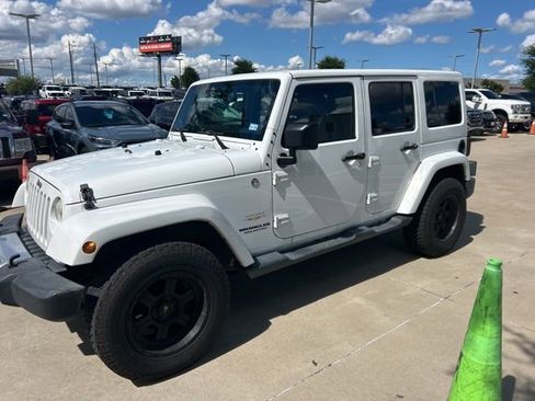 Used 2014 Jeep Wrangler Unlimited Sahara w/ Connectivity Group AWD/4WD image 2