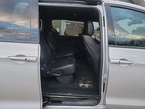 New 2026 Chrysler Pacifica Select image 8