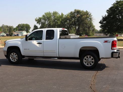Used 2011 GMC Sierra 2500 SLE w/ Suspension Package, Off-Road AWD/4WD image 8