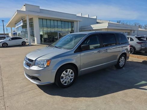 Used 2018 Dodge Grand Caravan SE w/ UConnect Hands-Free Group image 1